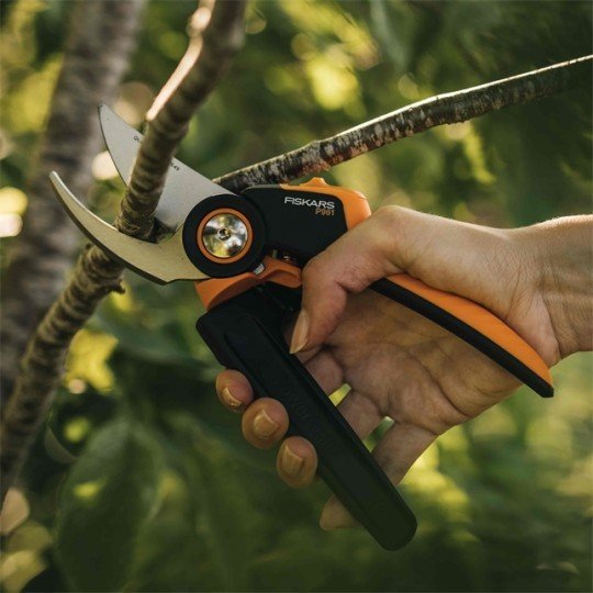 scateur-lame-franche-x-series-p961-fiskars-1.jpg
