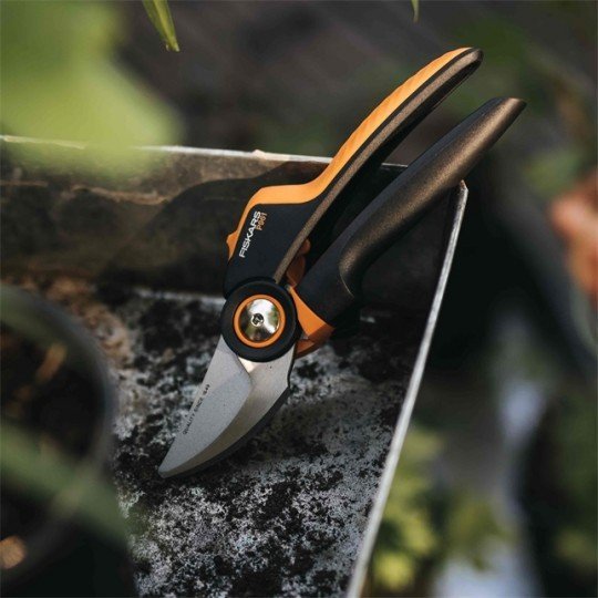 scateur-lame-franche-x-series-p961-fiskars-2.jpg