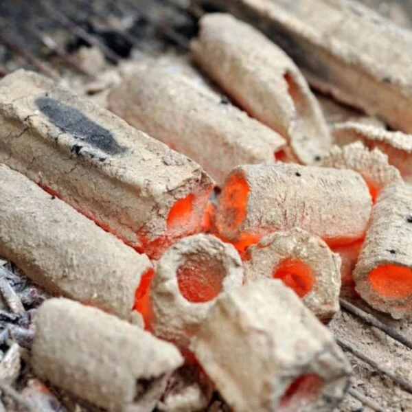 briquette-de-bois-pini-kay1-600×600-1.webp